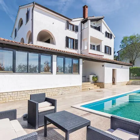Apartamento Simplistic In With Swimming Pool Poreč